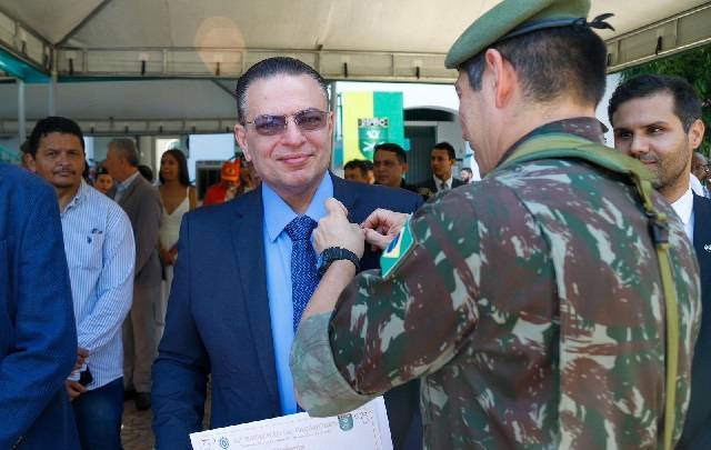 O deputado estadual Gessivaldo Isaías recebeu a homenagem do Exército