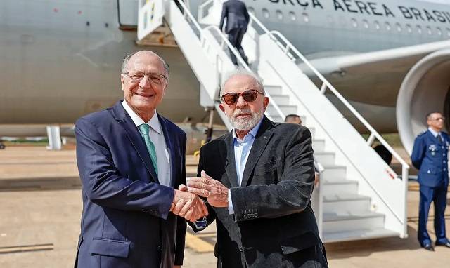 Presidente Lula cumprimenta Geraldo Alckmin antes de embarcar para Dubai