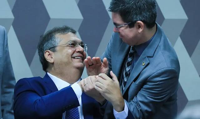 O senador Flávio Dino recebe os cumprimentos de Randolfe Rodrigues