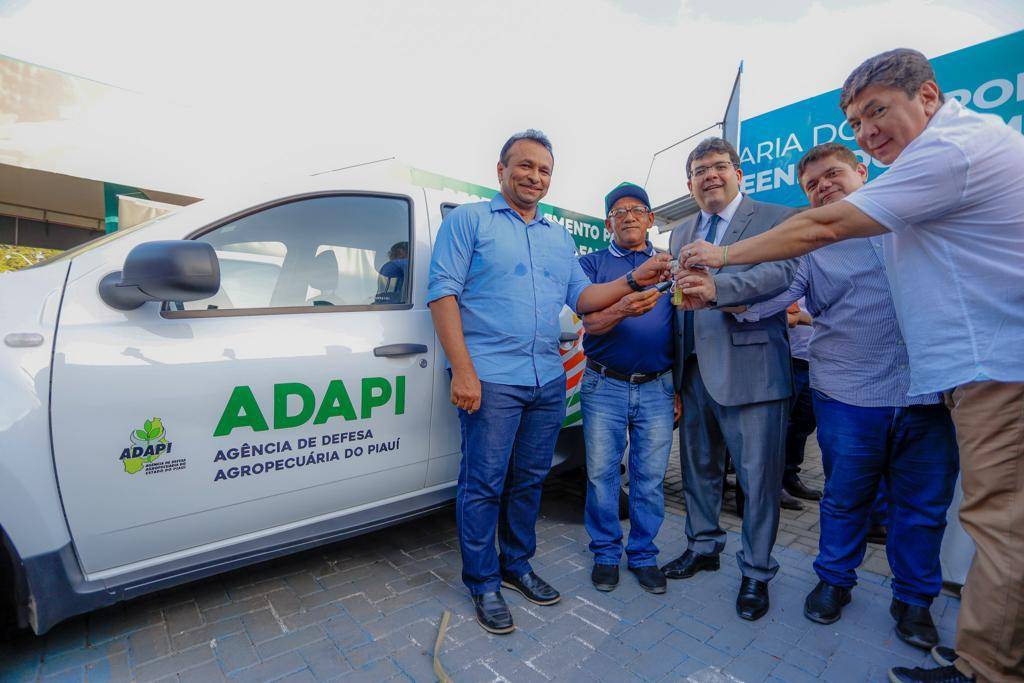 Expoapi: Governador e Fábio Abreu entregam novos veículos para a Adapi